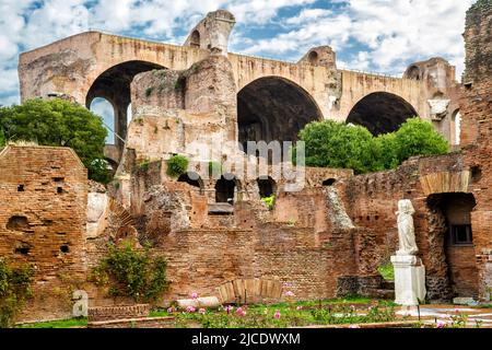 Forum Romanum oder Forum Romanum, Rom, Italien. Landschaft mit antiken Backsteinruinen, großer Basilika von Maxentius und Konstantin im Hintergrund. Majestätisch Stockfoto