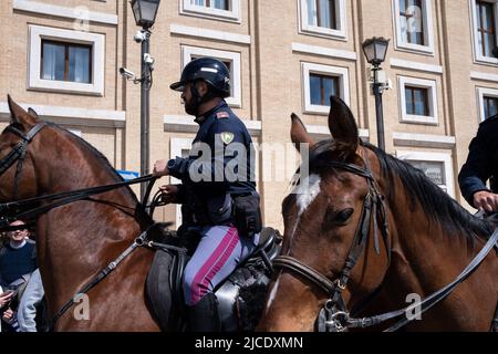 Staat der Vatikanstadt, Heiliger Stuhl, 2022-04-18. Osterzeremonie und Segnung urbi et orbi auf dem Petersplatz in Anwesenheit von Papst Franziskus. Foto von Martin Bertrand. Erat de la Cite du Vatican, Saint-Siege, le 2022-04-18. Ceremonie de Paques et benediction urbi et orbi sur la place Saint-Pierre en Presence du Pape Francois. Photographie von Martin Bertrand. Stockfoto