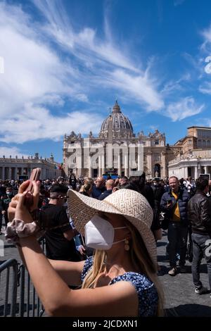 Staat der Vatikanstadt, Heiliger Stuhl, 2022-04-18. Osterzeremonie und Segnung urbi et orbi auf dem Petersplatz in Anwesenheit von Papst Franziskus. Foto von Martin Bertrand. Erat de la Cite du Vatican, Saint-Siege, le 2022-04-18. Ceremonie de Paques et benediction urbi et orbi sur la place Saint-Pierre en Presence du Pape Francois. Photographie von Martin Bertrand. Stockfoto