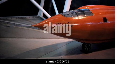 Der Bell X-1 'Glamorous Glennis', der von General Chuck Yeager geflogen wurde, um die Schallmauer zu durchbrechen, wird im Steven F. Udvar-Hazy Center in Virginia gesehen. Stockfoto