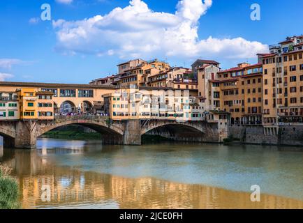 Ponte Vecchio (alte Brücke) in Florenz, Toskana, Italien. Eine mittelalterliche Steinbrücke, die den Fluss Arno überspannt und schon immer Geschäfte und Händler beherbergt hat. Stockfoto