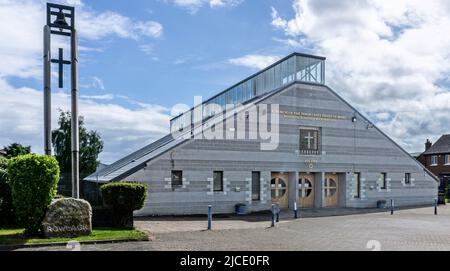 Kirche des Unbefleckten Herzens Mariens, Rowlagh, Clondalkin, Dublin, Irland. 1982 geweiht und vom Architekten John Meagher entworfen. Stockfoto