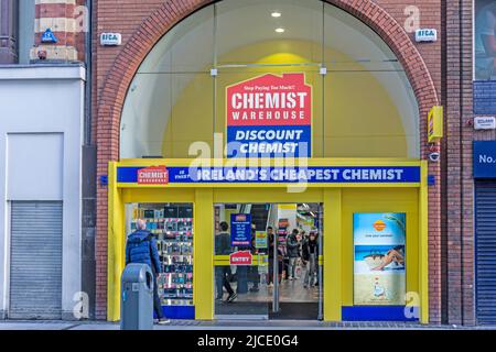 Eine Niederlassung von Chemist Warehouse in der Henry Street, Dublin, Irland. Eine australische Apothekerkette, die behauptet, die billigste in Irland zu sein. Stockfoto