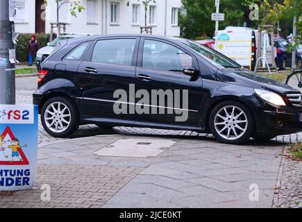 Berlin, Deutschland. 16. Oktober 2020. 16.10.2020, Berlin. Ein Parkplatz in einer Wohnstraße blockiert den Weg für Fußgänger. Quelle: Wolfram Steinberg/dpa Quelle: Wolfram Steinberg/dpa/Alamy Live News Stockfoto