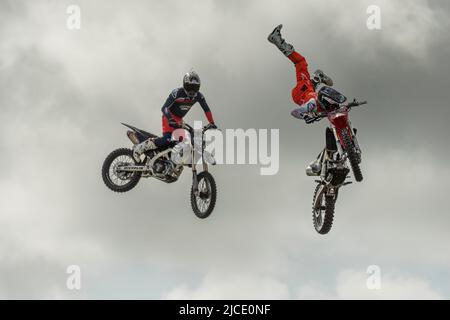 Das Bolddog FMX Freestyle Motocross Team tritt auf der Royal Cornwall Show 2022 in der Hauptarena auf. Stockfoto