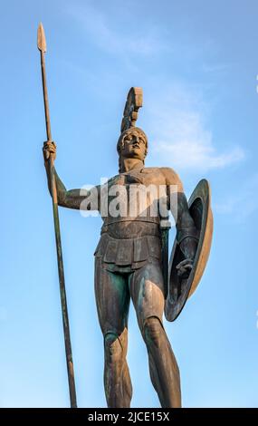 Die Statue von Achilles in voller Hoplit-Uniform, die als Wächter des Palastes in den Gärten von Achilleion, in Gastouri, Insel Korfu, Griechenland, geschliffen wird. Stockfoto