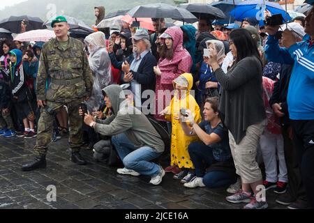 Touristen warten auf die Zeremonie der Wachablösung (Hradní Stráž) vor der Prager Burg auf dem Hradčanské-Platz in Prag, Tschechische Republik. Stockfoto