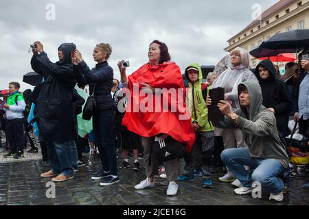 Touristen warten auf die Zeremonie der Wachablösung (Hradní Stráž) vor der Prager Burg auf dem Hradčanské-Platz in Prag, Tschechische Republik. Stockfoto