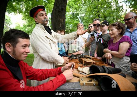 Moskau, Russland. 12.. Juni 2022. Menschen in historischen Kostümen treten während des Moskauer Historischen Festivals im Zentrum von Moskau, Russland, am 12. Juni 2022 auf. Quelle: Alexander Zemlianichenko Jr/Xinhua/Alamy Live News Stockfoto