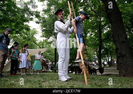 Moskau, Russland. 12.. Juni 2022. Ein Junge lernt Stelzen während des Moskauer Historischen Festivals im Zentrum von Moskau, Russland, am 12. Juni 2022 zu benutzen. Quelle: Alexander Zemlianichenko Jr/Xinhua/Alamy Live News Stockfoto