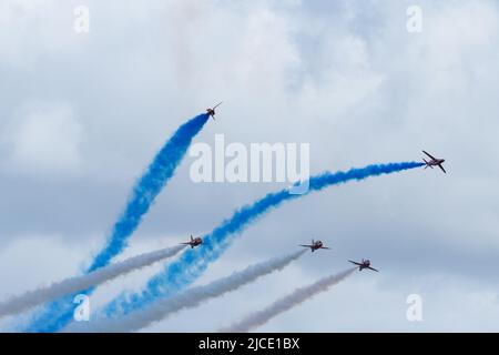 RAF Cosford Airshow, Cosford, Shropshire, Großbritannien. 12. Juni 2022. Die roten Pfeile treten für die Massen auf. Quelle: Andrew Bartlett/Alamy Live News. Stockfoto