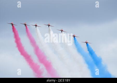 RAF Cosford Airshow, Cosford, Shropshire, Großbritannien. 12. Juni 2022. Die roten Pfeile treten für die Massen auf. Quelle: Andrew Bartlett/Alamy Live News. Stockfoto