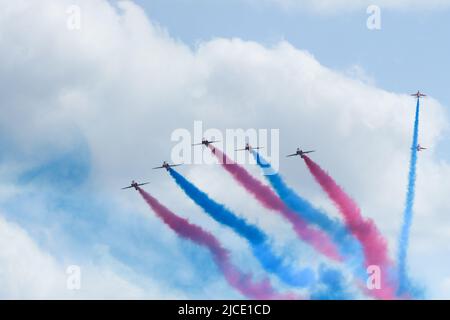 RAF Cosford Airshow, Cosford, Shropshire, Großbritannien. 12. Juni 2022. Die roten Pfeile treten für die Massen auf. Quelle: Andrew Bartlett/Alamy Live News. Stockfoto