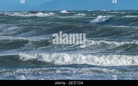 Surfer im Sturm schwellen an Stockfoto