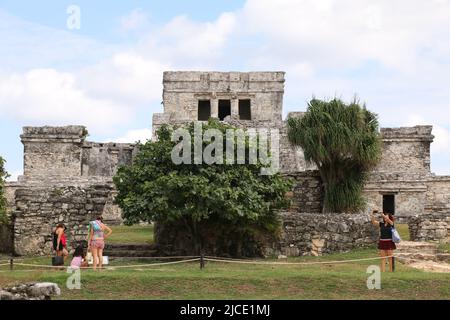 Touristen in Tulum Ruinen Stockfoto