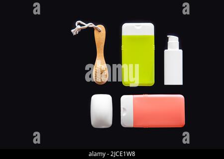 Flat Lay Spa-Komposition mit Hautpflegeprodukten auf schwarzem Hintergrund. Stockfoto