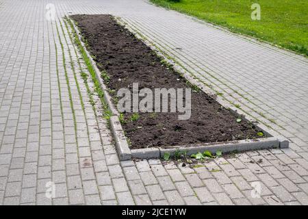 Land auf einem städtischen Blumenbeet für das Pflanzen von Blumen in Moskau, Russland vorbereitet Stockfoto