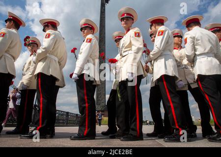 Moskau, Russland. Am 12.. Juni werden 2022 Kadetten während der Anhebung der russischen Flagge und der Blumenauflegung der Ewigen Flamme im Siegespark auf dem Poklonnaya-Hügel in Moskau, Russland, gesehen. Nikolay Vinokurov/Alamy Live News Stockfoto