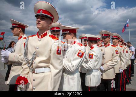 Moskau, Russland. Am 12.. Juni werden 2022 Kadetten während der Anhebung der russischen Flagge und der Blumenauflegung der Ewigen Flamme im Siegespark auf dem Poklonnaya-Hügel in Moskau, Russland, gesehen. Nikolay Vinokurov/Alamy Live News Stockfoto