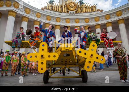 Moskau, Russland. 12.. Juni 2022 Straßentheaterkünstler treten auf der Hauptallee des VDNKh Ausstellungszentrums in Moskau, Russland, auf. Nikolay Vinokurov/Alamy Live News Stockfoto