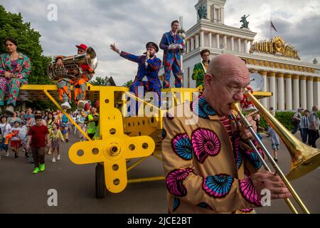 Moskau, Russland. 12.. Juni 2022 Straßentheaterkünstler treten auf der Hauptallee des VDNKh Ausstellungszentrums in Moskau, Russland, auf. Nikolay Vinokurov/Alamy Live News Stockfoto