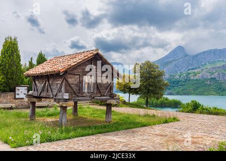 hórreo de Salio, alte Horreo-Löwen, die aus der Stadt Salio, die unter dem Wasser des Stausees Riaño, Gemeinschaft von Castilla y blieb, übertragen wurden Stockfoto