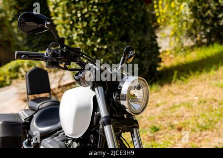 Die Vorderseite eines Motorrads und der Kraftstofftank Stockfoto