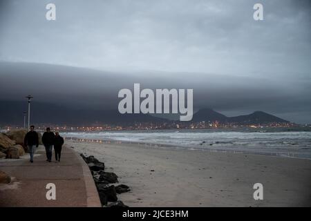 Kapstadt, Südafrika. 12.. Juni 2022. Am 12. Juni 2022 sammeln sich dunkle Wolken am Himmel über Kapstadt, Südafrika. Der südafrikanische Wetterdienst sagte, dass die erste Kaltfront voraussichtlich am Sonntagabend das Westkap erreichen wird. Quelle: Lyu Tianran/Xinhua/Alamy Live News Stockfoto