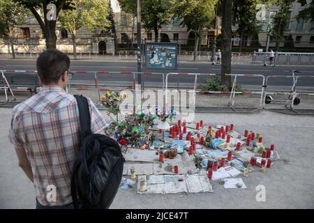 Berlin, Deutschland. 12.. Juni 2022. In der russischen Botschaft in Berlin legten Menschen Blumen und Kerzen nieder, um die Opfer des Krieges in der Ukraine zu betrauern. (Foto: Michael Kuenne/PRESSCOV/Sipa USA) Quelle: SIPA USA/Alamy Live News Stockfoto