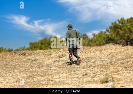 Ein Naturfotograf, der in der Natur spazierengeht Stockfoto