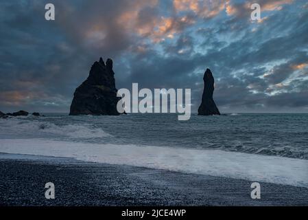 Wunderschöne Felsformationen am berühmten Reynisfjara Beach mit schwarzem Sand bei Sonnenuntergang Stockfoto