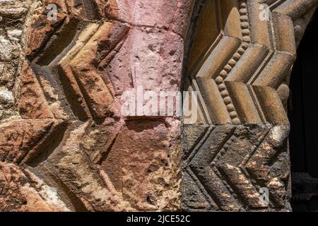 Detail des normannischen Eingangstors auf der Südseite der St. Mary Magdalena Kirche, Woodstock, mit seinem Chevron (Zickzack)-Muster Stockfoto