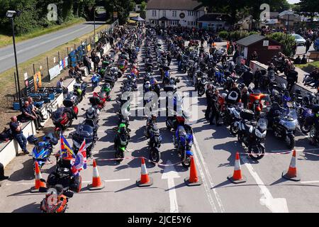 Die Biker steigen in der Squires Cafe Bar in North Yorkshire auf, um auf eine Benefizfahrt zum Eden Camp zu gehen. Über 350 nahmen an der Veranstaltung Teil. Stockfoto