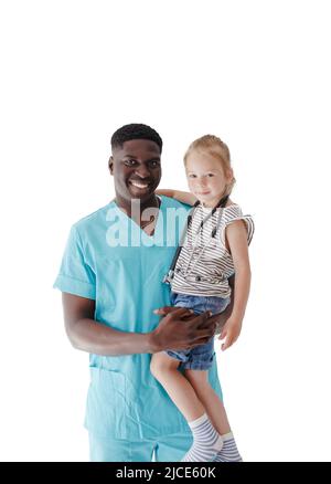 Ein afroamerikanischer Kinderarzt hält ein kleines Mädchen auf einem weißen isolierten Hintergrund in seinen Armen. Hausarzt für Kinder Stockfoto