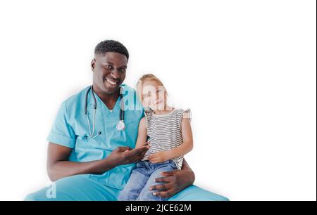 Porträt eines afroamerikanischen Kinderarztes, der auf einem weißen, isolierten Hintergrund eine kleine Patientin auf dem Schoß hält Stockfoto