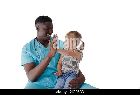 Porträt eines glücklichen afroamerikanischen Arztes und einer kleinen Patientin, die auf dem Schoß des Arztes auf einem weißen, isolierten Hintergrund sitzt Stockfoto