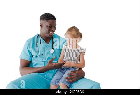 Ein afroamerikanischer Kinderarzt kommuniziert sorgfältig mit einer kleinen Patientin, indem er sie auf seinem Knie auf einem weißen isolierten Hintergrund platziert. Stockfoto