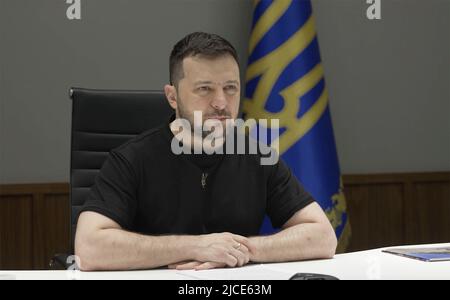 Kiew, Ukraine. 12.. Juni 2022. Der ukrainische Präsident Volodymyr Zelenskyy spricht per Videolink zu CORE Response, organisiert von dem Schauspieler Sean Penn aus seinem Situation Room, 11. Juni 2022 in Kiew, Ukraine. Kredit: Ukrainisches Presidential Press Office/Ukraine Presidency/Alamy Live News Stockfoto