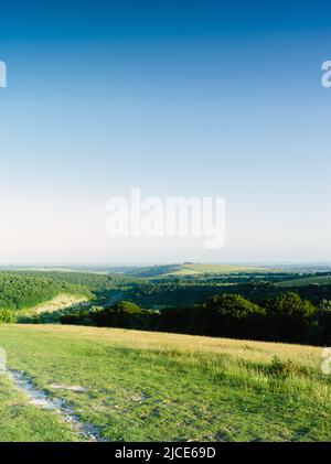 Blick über Portsmouth und die umliegende Landschaft von Butser Hill, Hampshire, Großbritannien Stockfoto