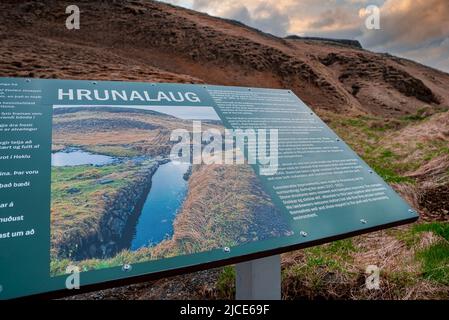 Nahaufnahme des Schildes von Hrunalaug auf dem Berg gegen den bewölkten Himmel Stockfoto