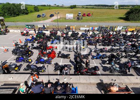 Die Biker steigen in der Squires Cafe Bar in North Yorkshire auf, um auf eine Benefizfahrt zum Eden Camp zu gehen. Über 350 nahmen an der Veranstaltung Teil. Stockfoto