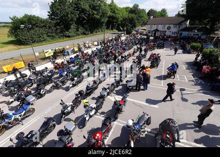 Die Biker steigen in der Squires Cafe Bar in North Yorkshire auf, um auf eine Benefizfahrt zum Eden Camp zu gehen. Über 350 nahmen an der Veranstaltung Teil. Stockfoto