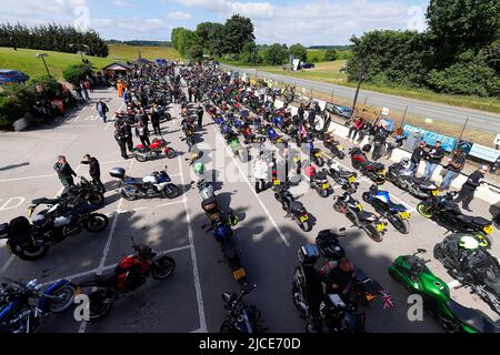 Die Biker steigen in der Squires Cafe Bar in North Yorkshire auf, um auf eine Benefizfahrt zum Eden Camp zu gehen. Über 350 nahmen an der Veranstaltung Teil. Stockfoto