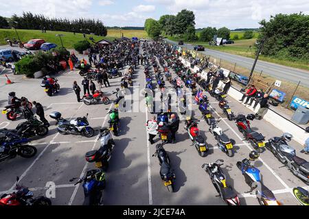 Die Biker steigen in der Squires Cafe Bar in North Yorkshire auf, um auf eine Benefizfahrt zum Eden Camp zu gehen. Über 350 nahmen an der Veranstaltung Teil. Stockfoto