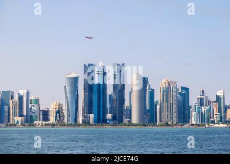 Doha Skyline vom Sheraton Park bei Sonnenuntergang Stockfoto