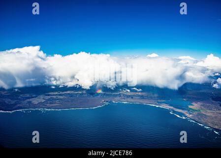 Wunderschöne Wolkenlandschaft mit landschaftlich reizvoller Landschaft und Meer vor blauem Himmel Stockfoto