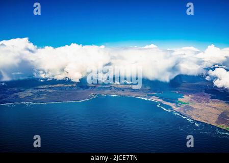 Schöner Blick auf Wolken, die die Landschaft am Meer vor blauem Himmel bedecken Stockfoto