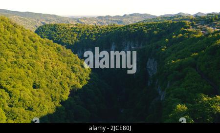 Aufsteigende Ansicht des Okatse Canyon mit all seiner herrlichen Schönheit, Luftaufnahme. Hochwertige Fotos Stockfoto