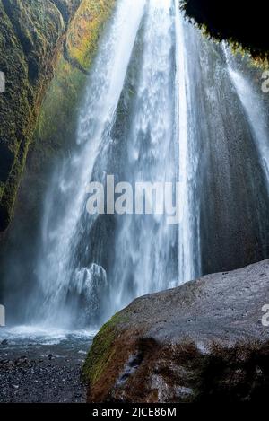 Wunderschöne Kaskaden des Gljufrafoss, die von Bergen in Klippen versteckt fließen Stockfoto