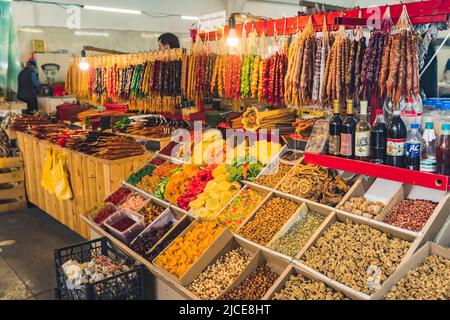 16.05.2022. Kutaisi, Georgien. Theken von frischen Süßigkeiten, getrockneten Früchten und Churchkhela. Hochwertige Fotos Stockfoto